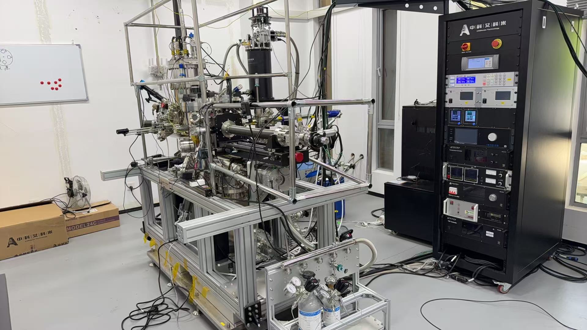 无液氦光耦合扫描探针显微镜